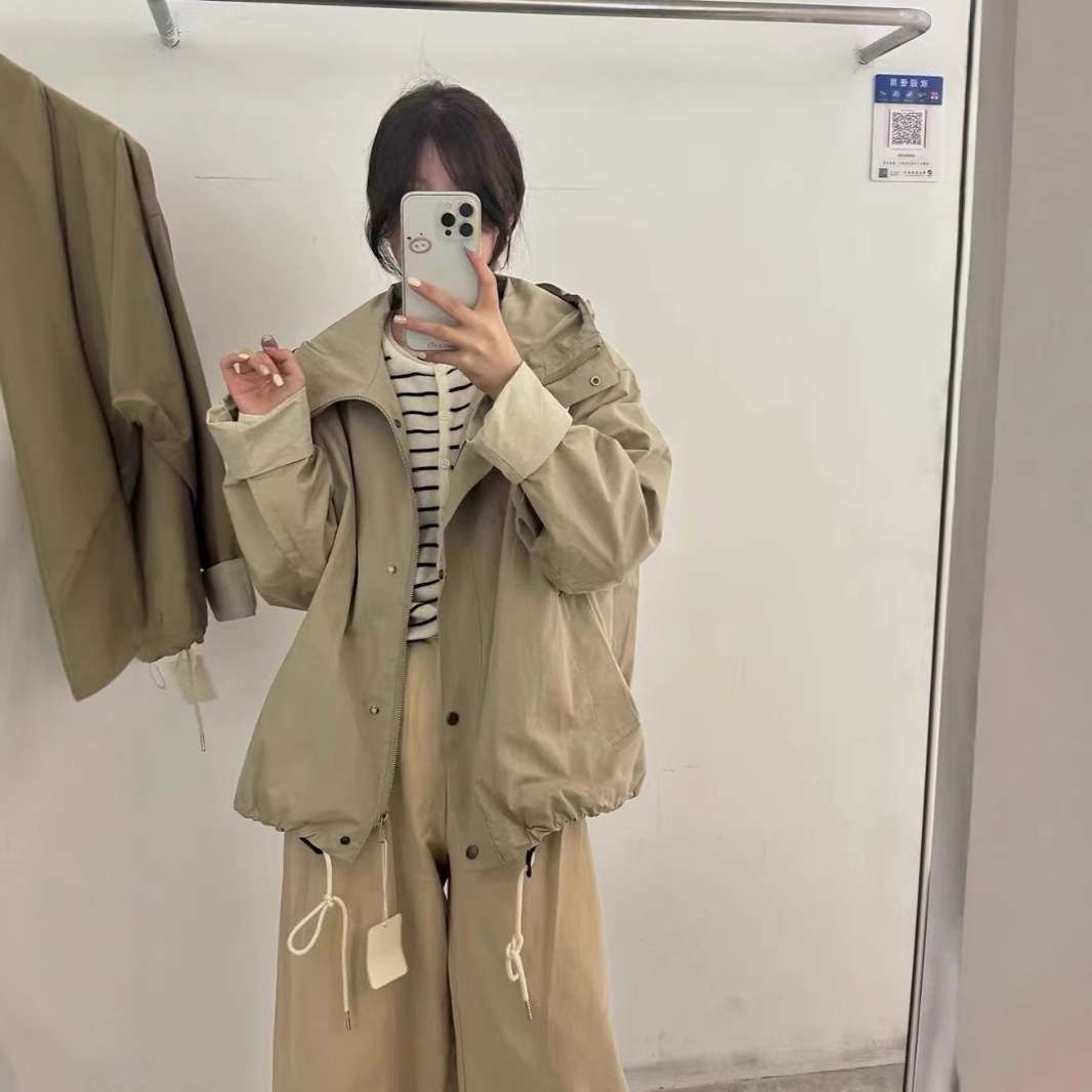 カジュアルコーデ ゆったりシルエットのミリタリージャケット