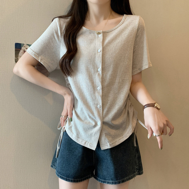 カジュアルコーデ 丸首前開きゆったりブラウス