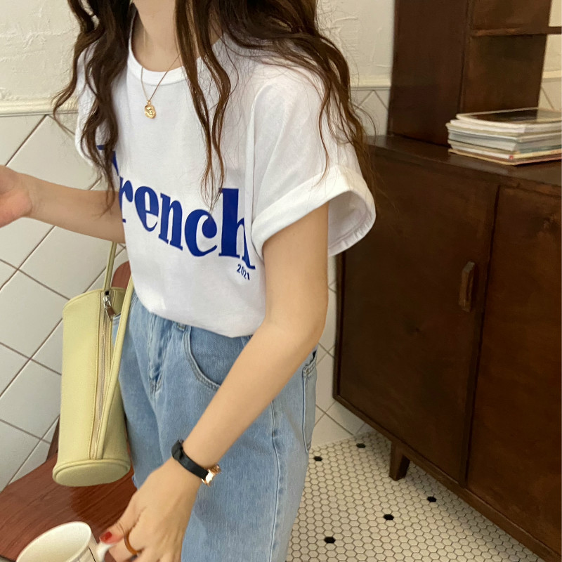 カジュアルコーデ フランス風ロゴプリント半袖シャツ
