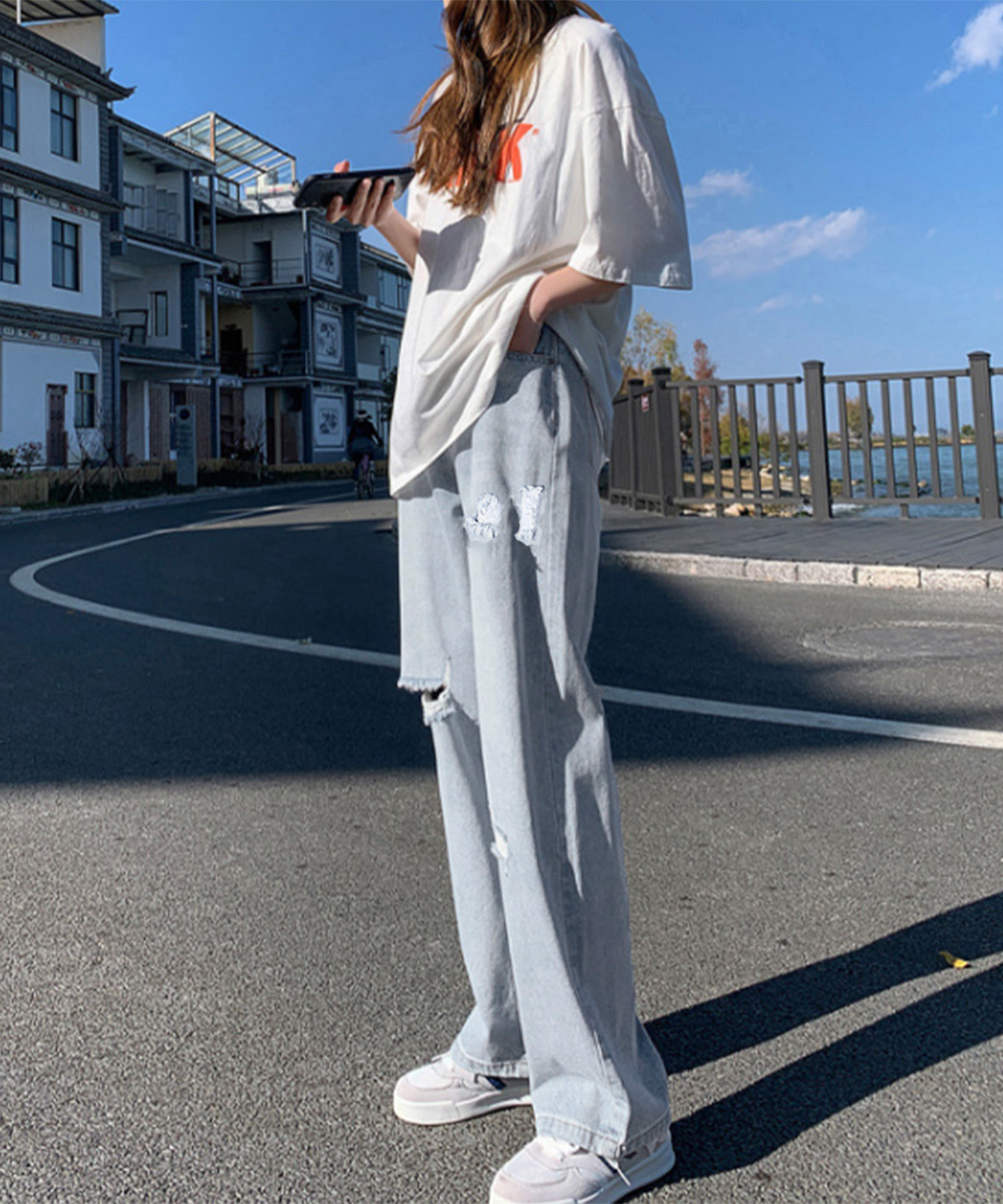 カジュアルコーデ ハイウエストダメージ加工デニムパンツ