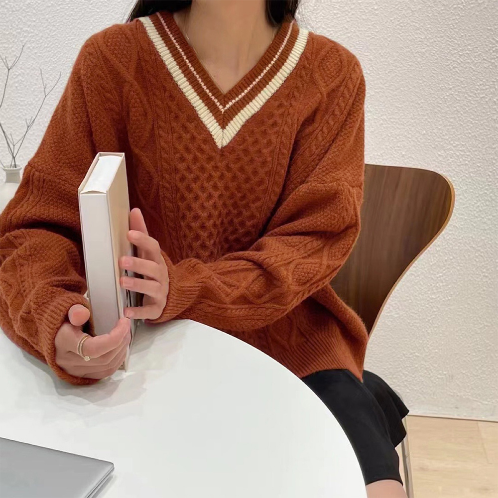 カジュアルコーデ ケーブル編みライン入りニット ゆったり体型カバー