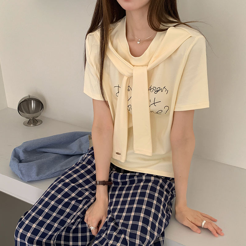 カジュアルコーデ ゆったりメッセージ入り半袖シャツ