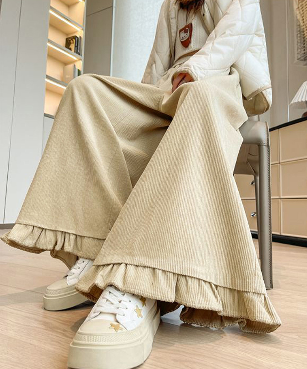 カジュアルコーデ 裾フリル付きワイドパンツ コーデュロイ素材