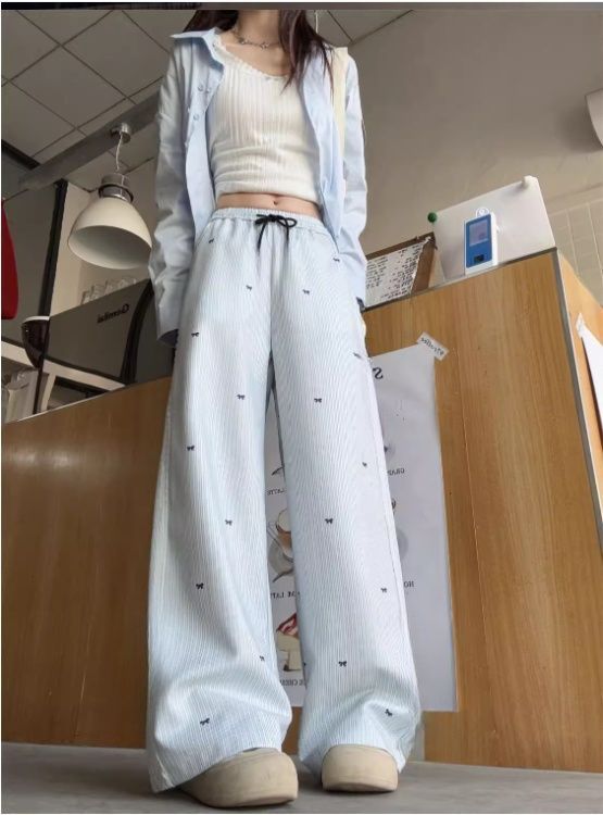 カジュアルコーデ ワイドシルエット刺繍入りリラックスパンツ