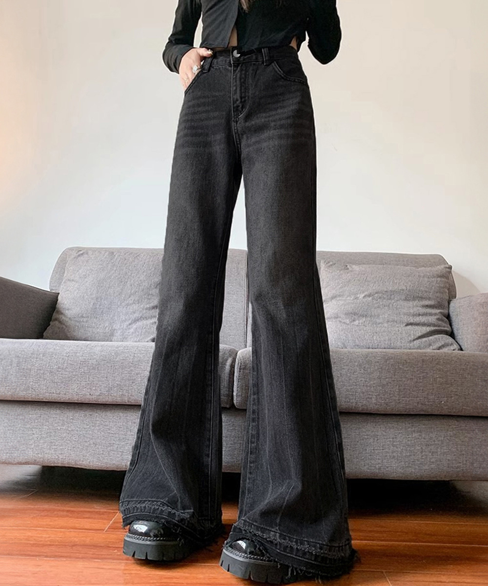 カジュアルコーデ 復古風広がりデニムパンツ 裾切りっぱなし加工