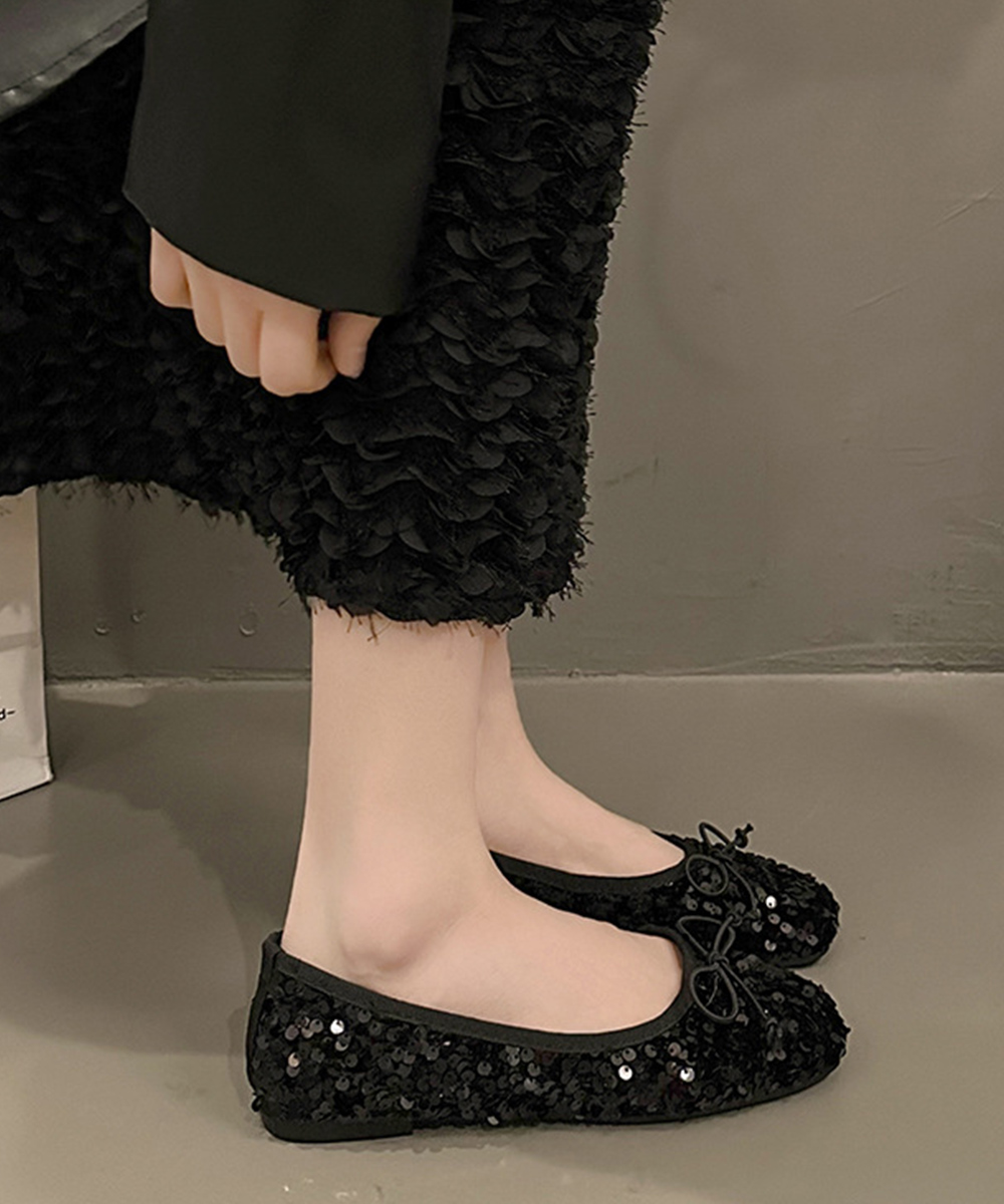 カジュアルコーデ 煌めきスパンコール バレエシューズ風スニーカー