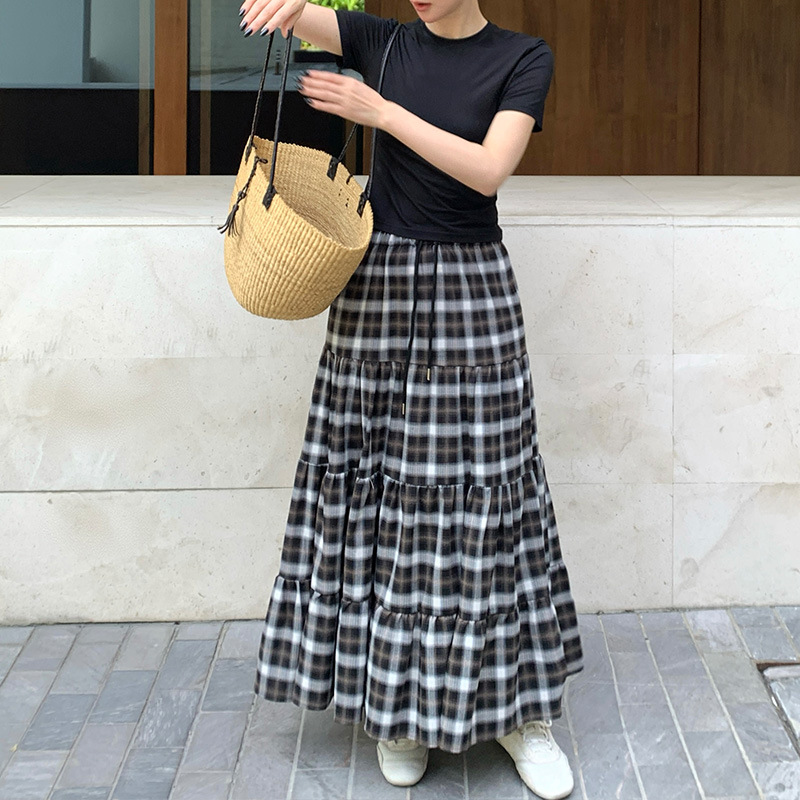 カジュアルコーデ 格子柄ティアードロングスカート