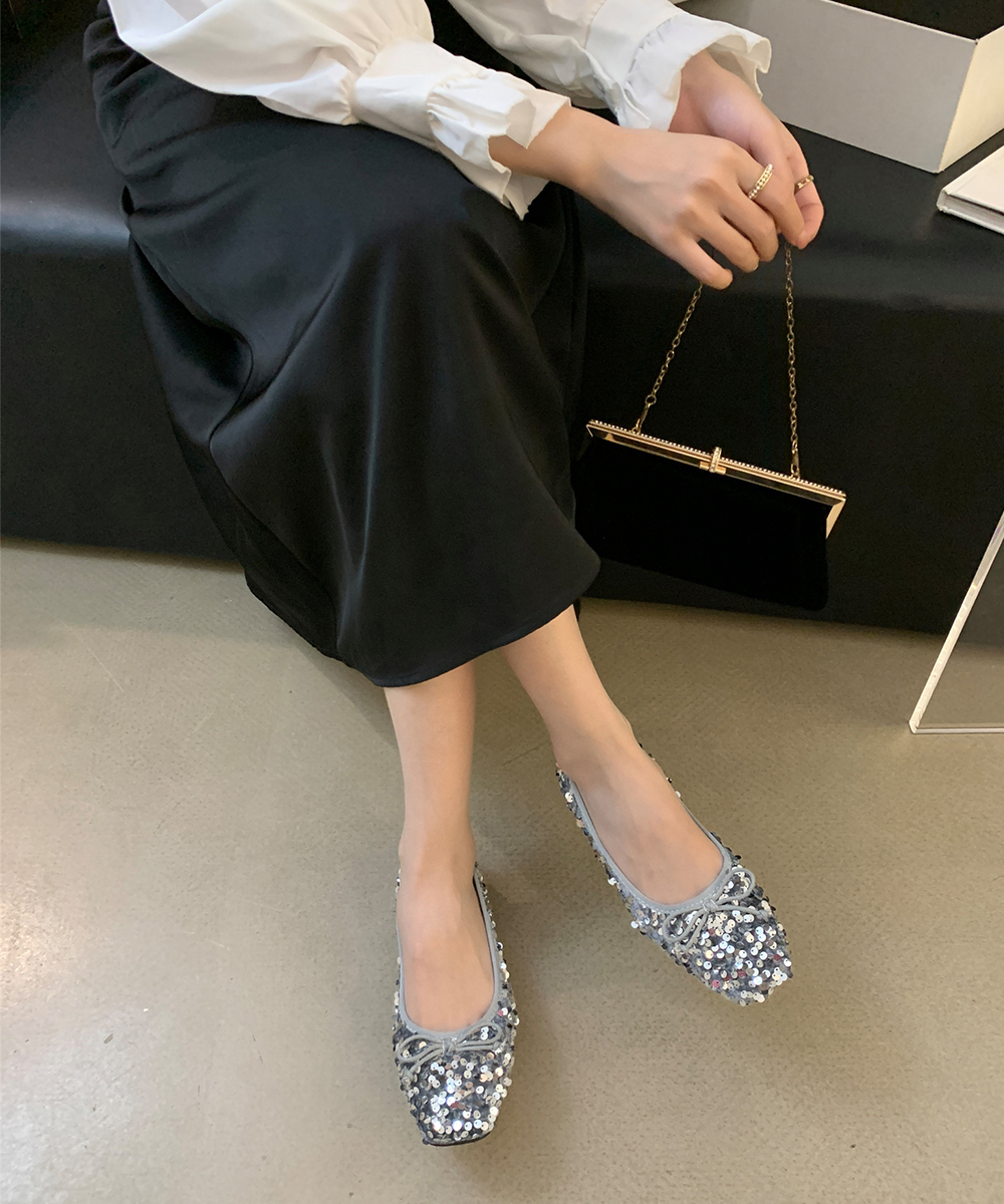 カジュアルコーデ 煌めきスパンコール バレエシューズ風スニーカー