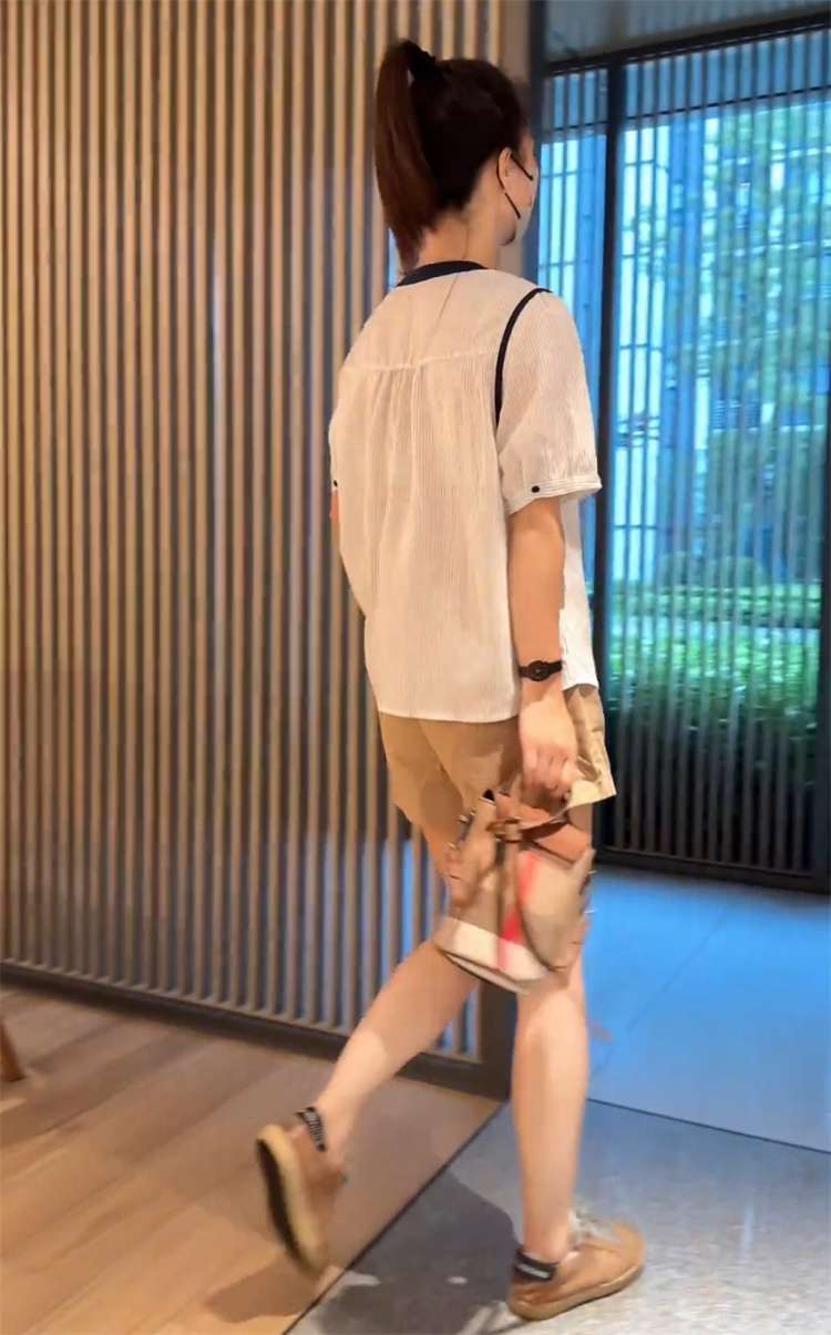 カジュアルコーデ  ネイビーライン入りボタンダウンシャツ