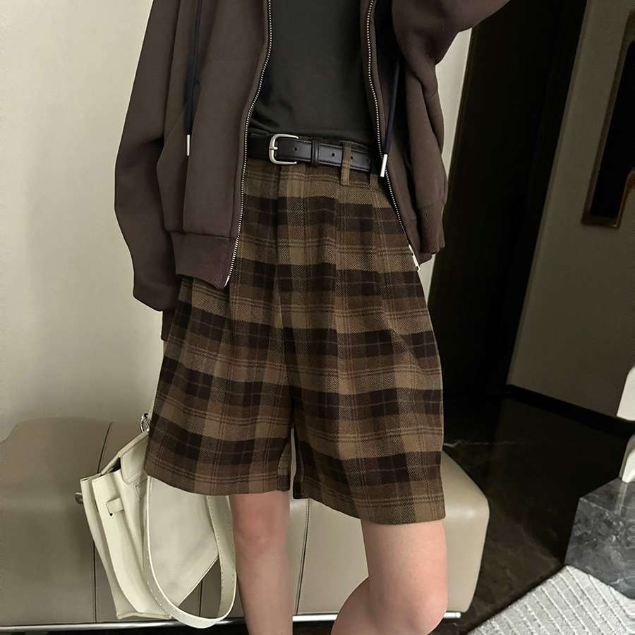カジュアルコーデ チェック柄ゆったりショートパンツ