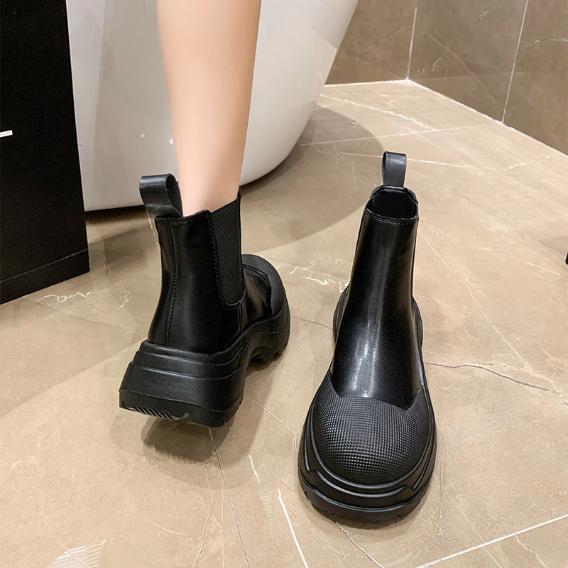 カジュアルコーデ 2024秋冬新作 黒色厚底サイドゴアブーツ 脚長美脚効果