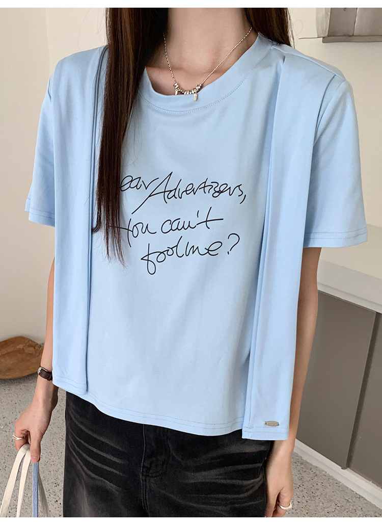 カジュアルコーデ ゆったりメッセージ入り半袖シャツ