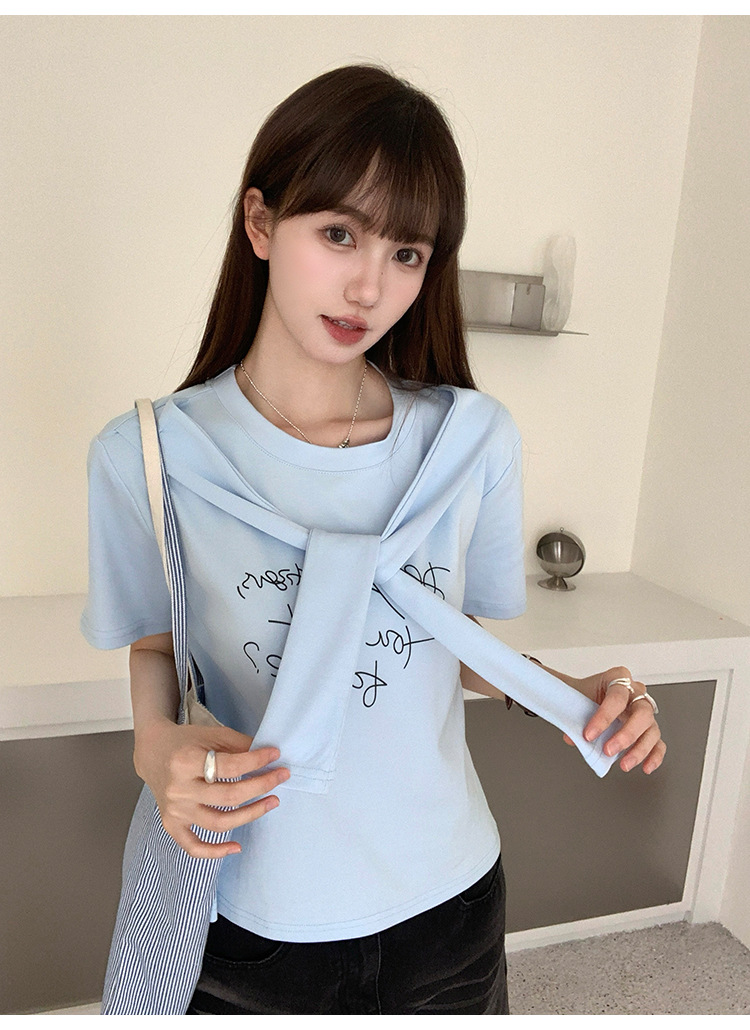カジュアルコーデ ゆったりメッセージ入り半袖シャツ