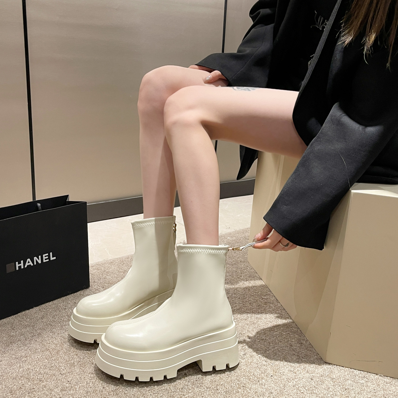 カジュアルコーデ 厚底ショートブーツ 7センチ 美脚効果 黒 茶 白 人気