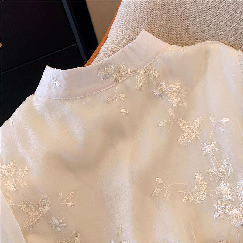 カジュアルコーデ  花柄刺繍入り中華風長袖シャツ