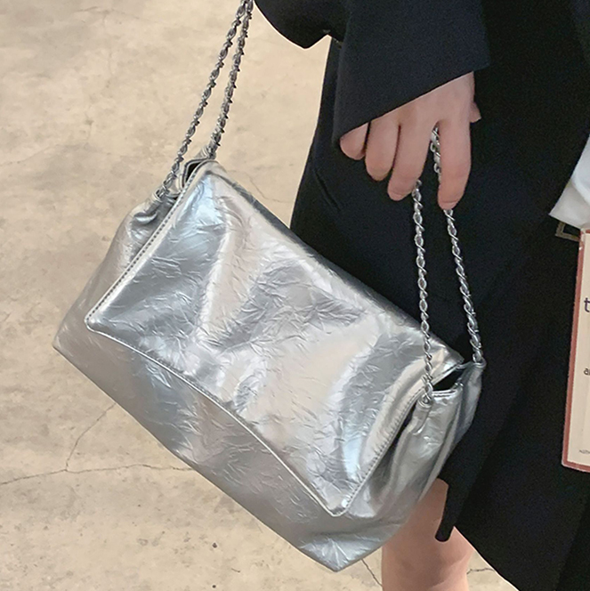 チェーン バッグ 光沢感シルバーチェーンショルダーバッグ大容量斜め掛け
