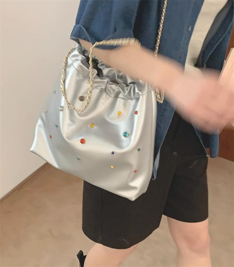 チェーン バッグ カラフルスタッズ付きチェーン巾着バッグ