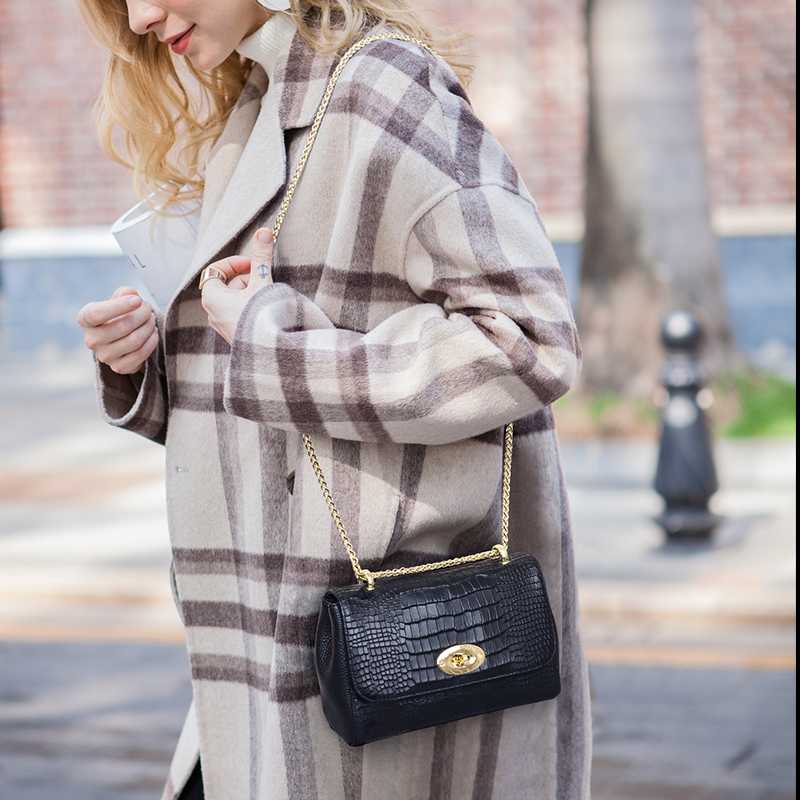 チェーンバッグ ポシェット 型押し革のねじ錠チェーンポシェット