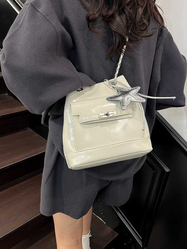 チェーン バッグ 星飾り付き光沢ミニバケットバッグ