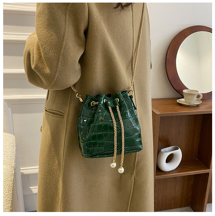 チェーン バッグ レディース チェーン ショルダーバッグ ミニ バケツ型 クロコ調 パール付き