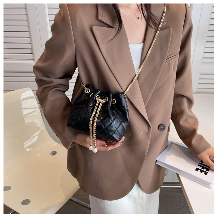 チェーン バッグ キルティングミニショルダーバッグチェーン付きパール巾着型