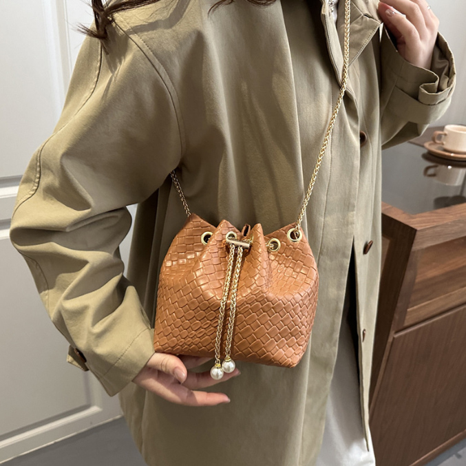 チェーン バッグ 新作女性用小さめ巾着型チェーン付き斜め掛け鞄