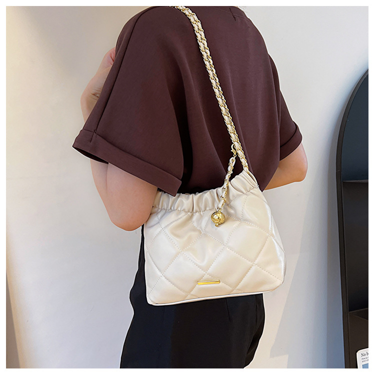 チェーン バッグ キルティング巾着型ミニバッグ チェーン付き黒