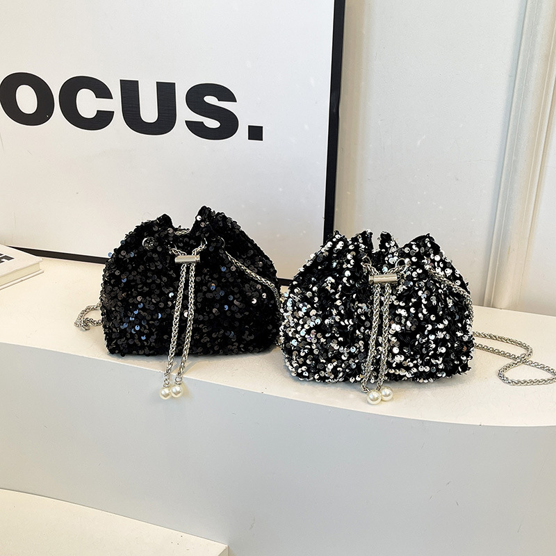 チェーン バッグ 春の新作★スパンコール巾着チェーンバッグ 銀黒2色