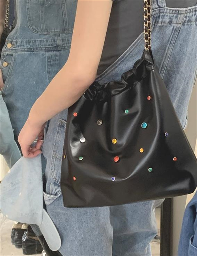 チェーン バッグ カラフルスタッズ付きチェーン巾着バッグ