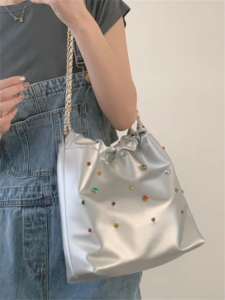 チェーン バッグ カラフルスタッズ付きチェーン巾着バッグ