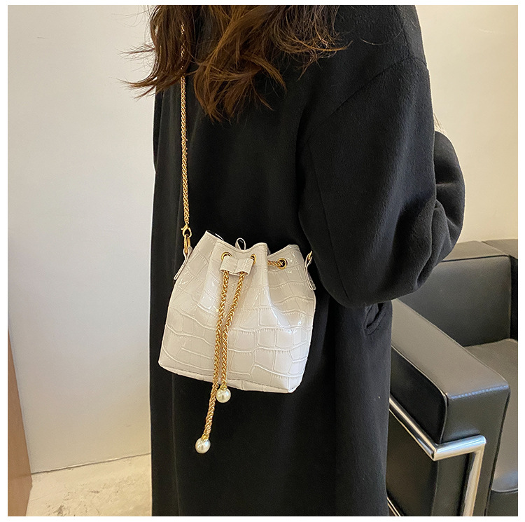 チェーン バッグ レディース チェーン ショルダーバッグ ミニ バケツ型 クロコ調 パール付き