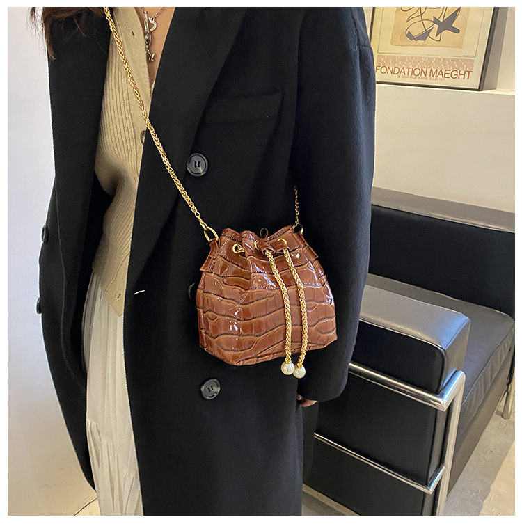 チェーン バッグ レディース チェーン ショルダーバッグ ミニ バケツ型 クロコ調 パール付き