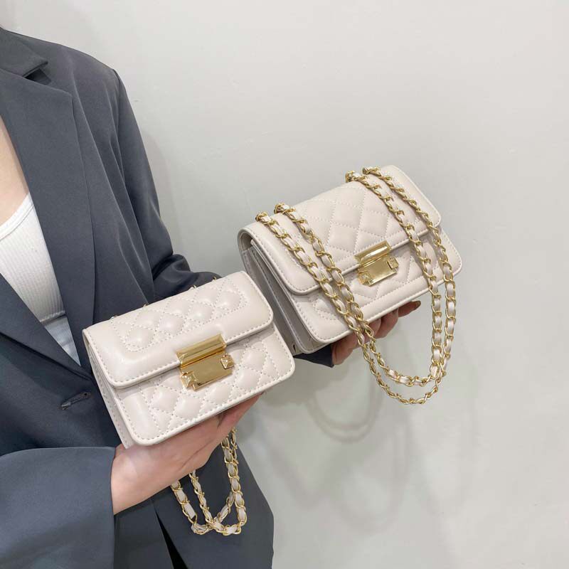 チェーン バッグ キルティング加工フラップ金具付きチェーンショルダーバッグ