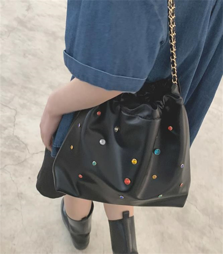 チェーン バッグ カラフルスタッズ付きチェーン巾着バッグ