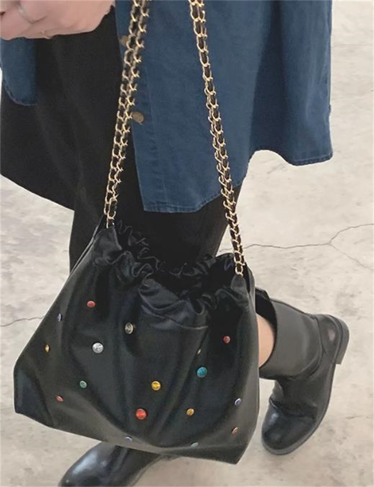 チェーン バッグ カラフルスタッズ付きチェーン巾着バッグ