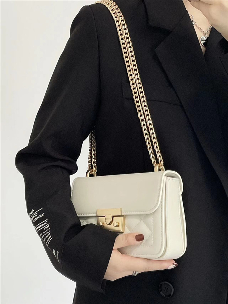 チェーン バッグ 金具付きキルティングフラップチェーンショルダーバッグ