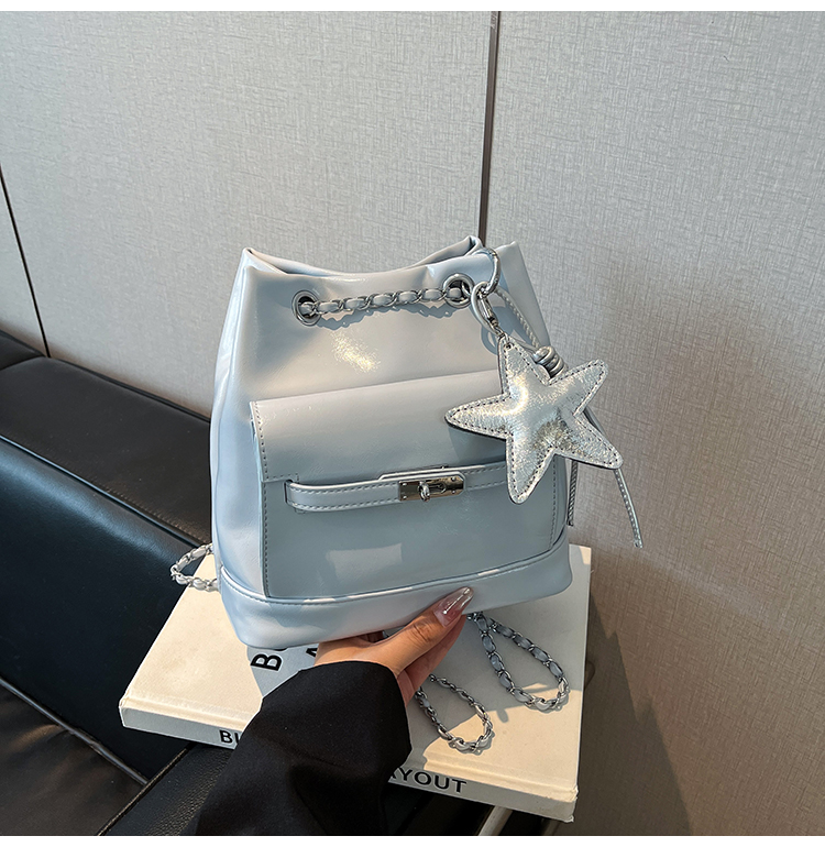 チェーン バッグ 星飾り付き光沢ミニバケットバッグ