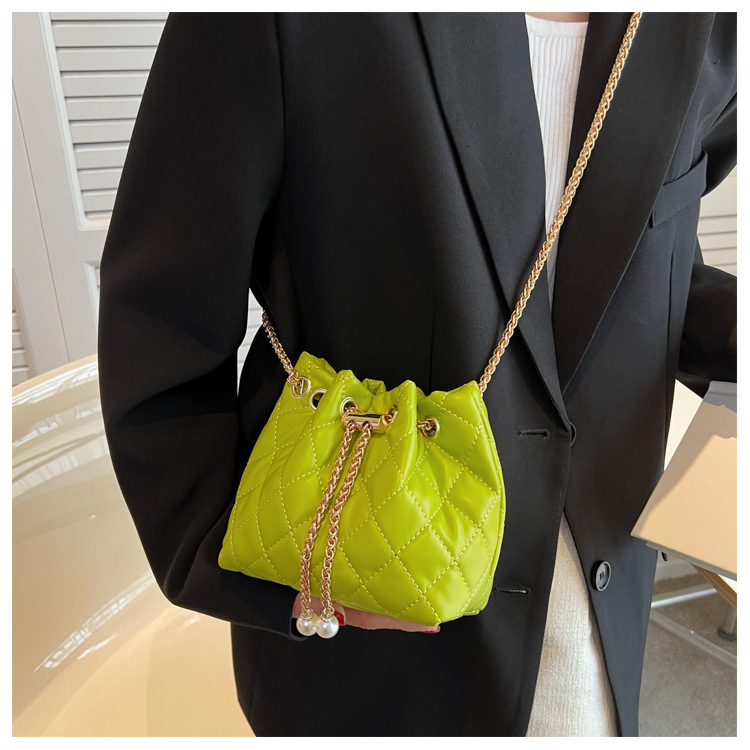 チェーン バッグ キルティングミニショルダーバッグチェーン付きパール巾着型