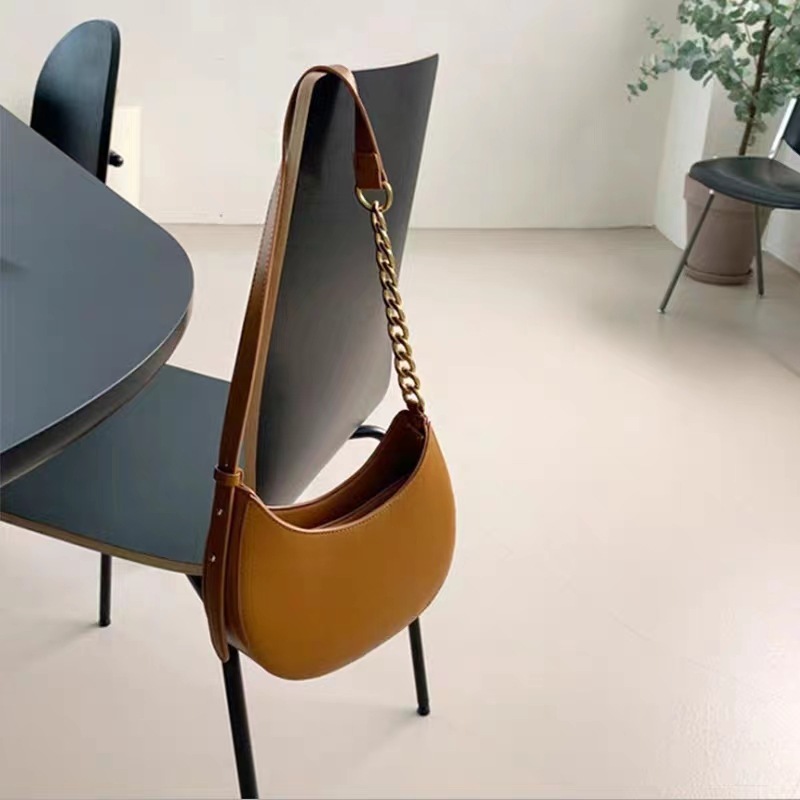 チェーン バッグ 三日月型ハーフムーンショルダーバッグ チェーン付きレザー調