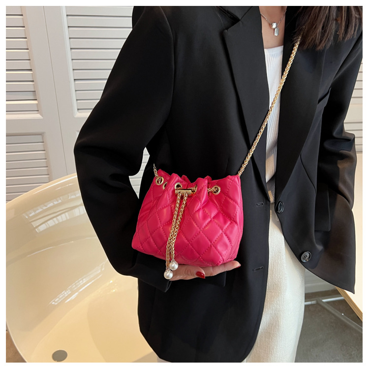 チェーン バッグ キルティングミニショルダーバッグチェーン付きパール巾着型