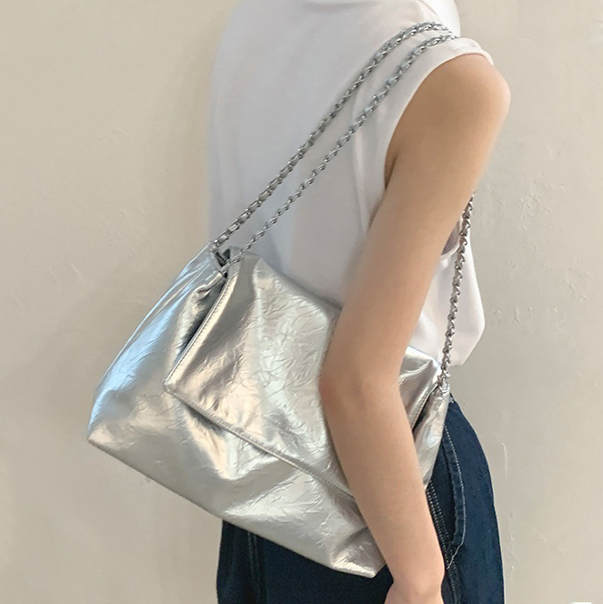 チェーン バッグ 光沢感シルバーチェーンショルダーバッグ大容量斜め掛け
