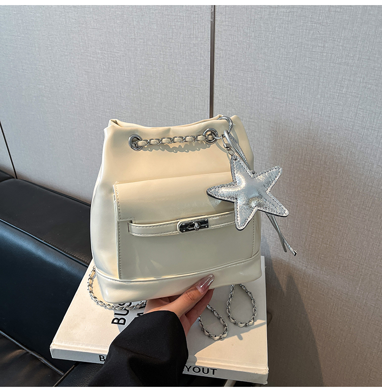 チェーン バッグ 星飾り付き光沢ミニバケットバッグ