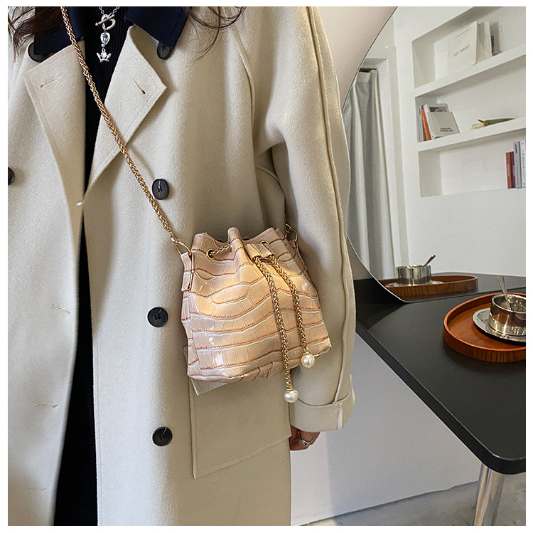 チェーン バッグ レディース チェーン ショルダーバッグ ミニ バケツ型 クロコ調 パール付き