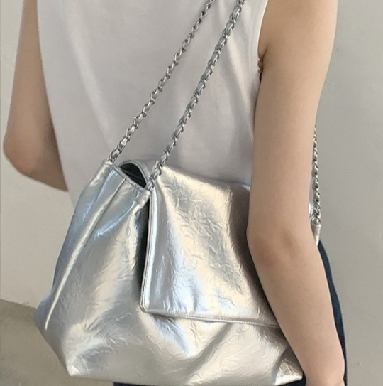 チェーン バッグ 光沢感シルバーチェーンショルダーバッグ大容量斜め掛け