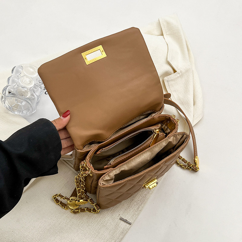 チェーン バッグ キルティング加工金具プレート付きチェーンショルダーバッグ