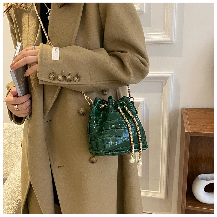 チェーン バッグ レディース チェーン ショルダーバッグ ミニ バケツ型 クロコ調 パール付き
