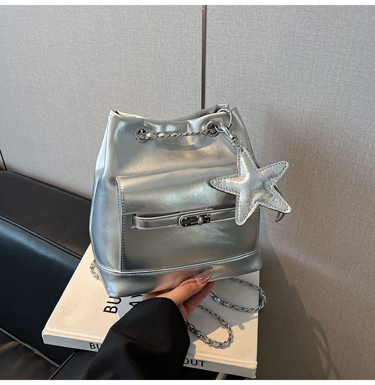 チェーン バッグ 星飾り付き光沢ミニバケットバッグ
