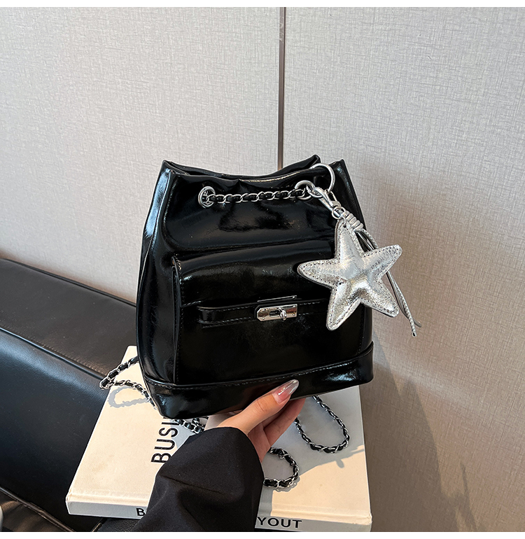 チェーン バッグ 星飾り付き光沢ミニバケットバッグ