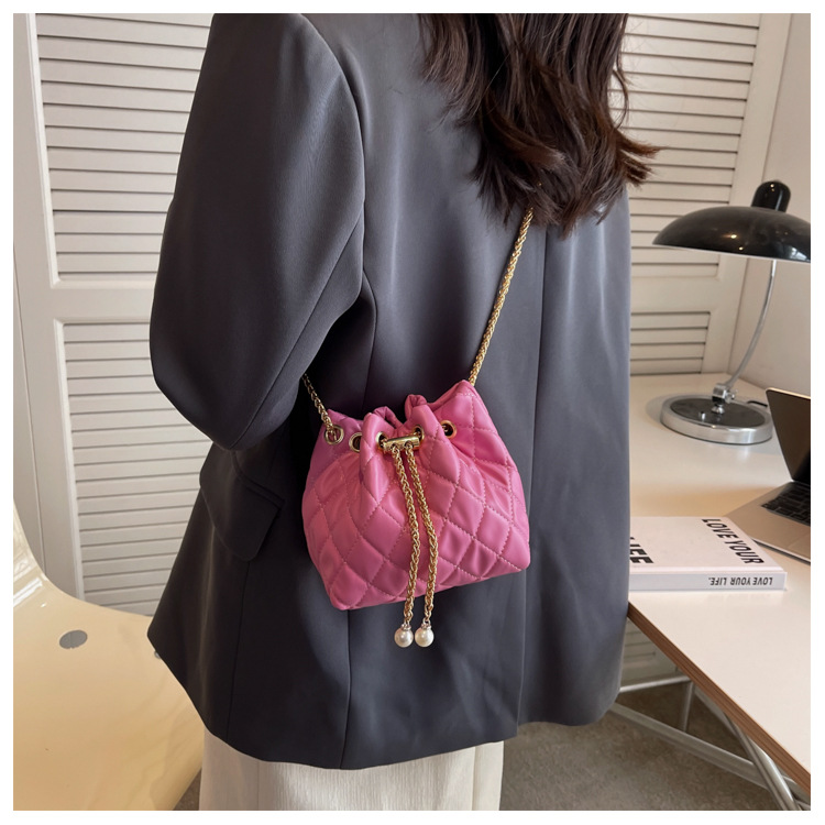 チェーン バッグ キルティングミニショルダーバッグチェーン付きパール巾着型