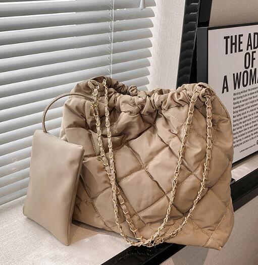 チェーン バッグ 秋冬大容量キルティングバッグ チェーン付き斜め掛けショルダー